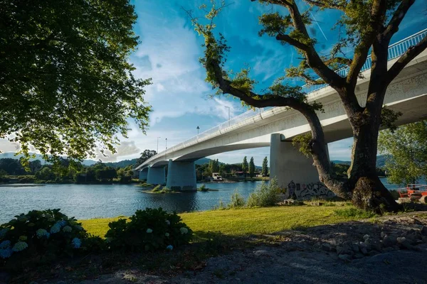 Μια Μαγευτική Φωτογραφία Του Ponte Sobre Rio Lima Στην Πορτογαλία — Φωτογραφία Αρχείου