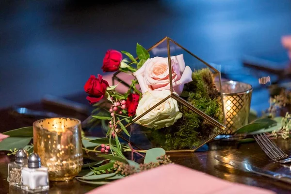 Primo Piano Tavolo Sposa Fantasia Decorato Con Belle Rose Candele — Foto Stock