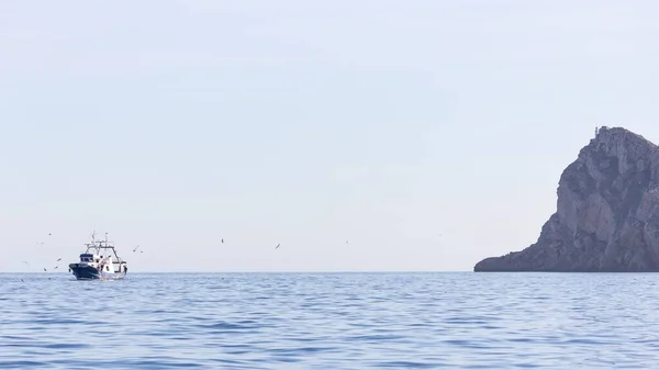 Landscape Shot Fishing Trawler Sunny Day — Stock Photo, Image
