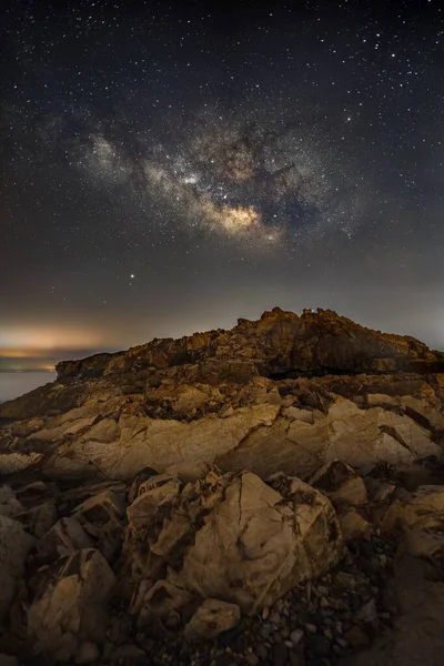 Eine Atemberaubende Landschaft Der Milchstraße Malerischen Nachthimmel Über Den Felsen — Stockfoto