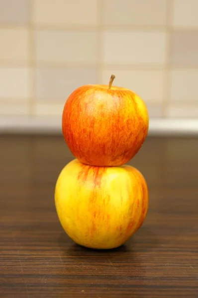Eine Selektive Fokusaufnahme Der Äpfel Übereinander Auf Einer Holzoberfläche — Stockfoto