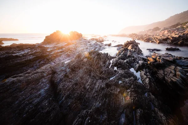 Una Hermosa Toma Rocas Acantilados Con Mar Fondo Atardecer — Foto de Stock