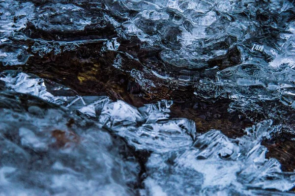 Tiro Perto Água Corrente Rodeada Gelo Durante Inverno — Fotografia de Stock