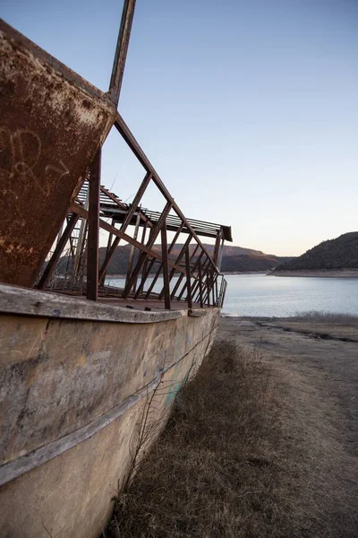 Uma Imagem Vertical Velho Barco Enferrujado Naufragado Borda Lago — Fotografia de Stock