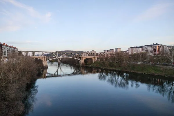 Twee Bruggen Rivier Omringd Door Gebouwen — Stockfoto