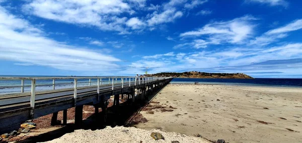 Ein Panoramabild Von Einem Deck Das Zum Meer Unter Blauem — Stockfoto