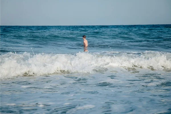 Uma Paisagem Jovem Homem Nadando Oceano — Fotografia de Stock