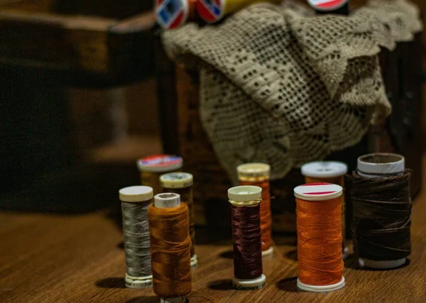 Beaucoup Rouleaux Fils Colorés Sur Table Dans Atelier Tailleur — Photo