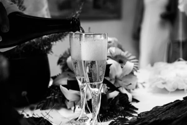 Серый Снимок Крупным Планом Человека Наливающего Шампанское Стаканы — стоковое фото