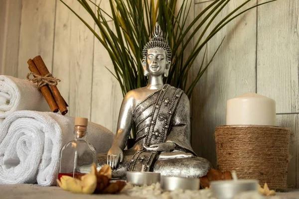 Essencial Spa Para Aromaterapia Perto Estátua Prata Buda — Fotografia de Stock