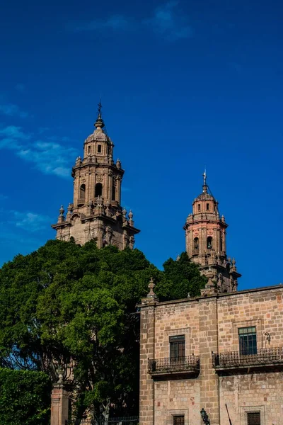 墨西哥米却肯莫雷利亚大教堂的垂直截图 与蓝天相对照 — 图库照片