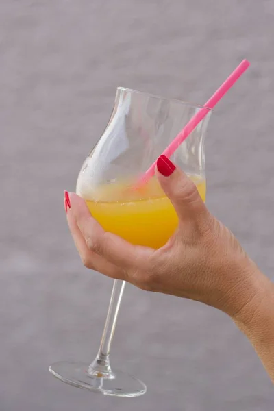 Una Donna Che Tiene Bicchiere Succo Arancia Freddo Delizioso Con — Foto Stock