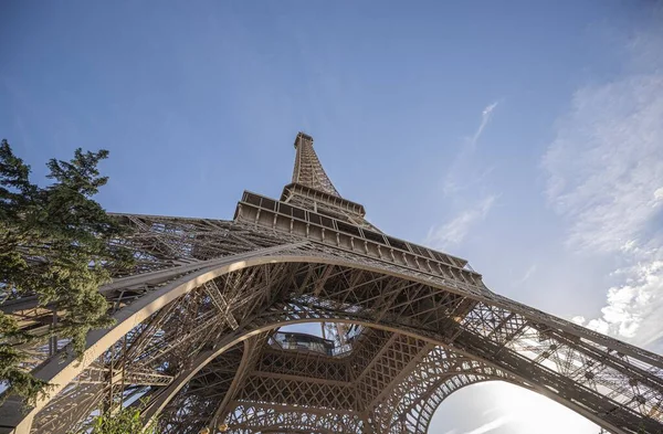 Χαμηλή Γωνία Του Πύργου Του Άιφελ Παρίσι — Φωτογραφία Αρχείου