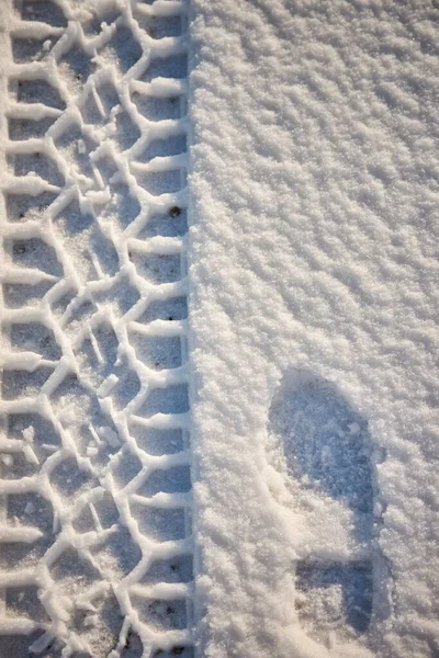 Pionowy Widok Góry Śladów Stóp Kół Samochodu Śniegu — Zdjęcie stockowe