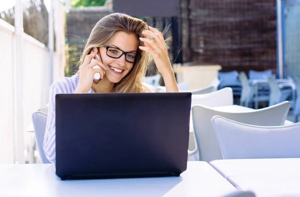 Una Foto Paisaje Una Joven Hembra Con Gafas Una Camisa — Foto de Stock