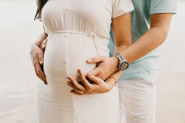 Homem Segurando Uma Mulher Grávida Conceito Amor Familiar — Fotografia de Stock