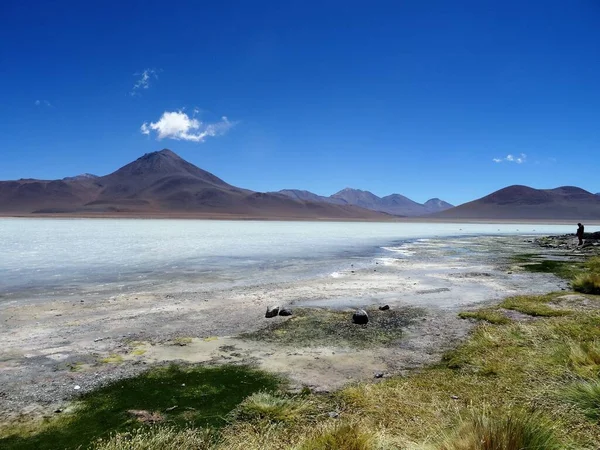 ボリビアの高い山と美しいラグナ ヴェルデ塩湖 — ストック写真