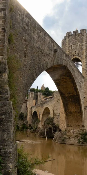 Spanya Nın Besalu Kentindeki Fluvia Nehri Üzerindeki Romanesk Köprüsünün Dikey — Stok fotoğraf