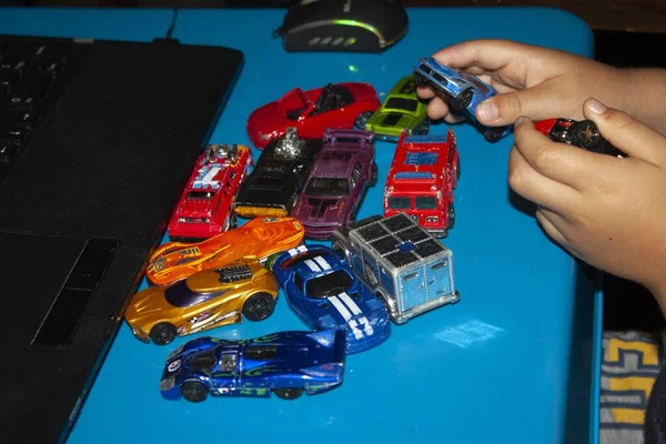 Tiro Close Menino Brincando Com Carros Brinquedo Casa — Fotografia de Stock