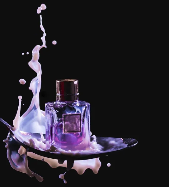 Een Geïsoleerde Close Shot Van Een Fles Parfum Een Lepel — Stockfoto