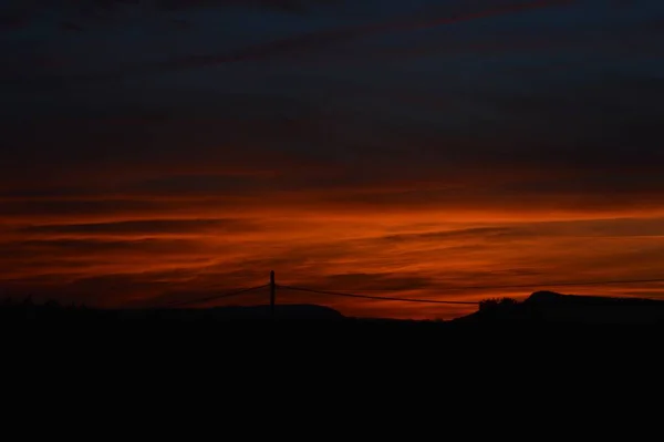 Красиві Пейзажі Заходу Сонця Темним Золотим Небом Над Суходольними Силуетами — стокове фото