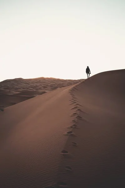 落日时分 一个孤独的人站在沙滩上的沙丘上 成功的概念 — 图库照片