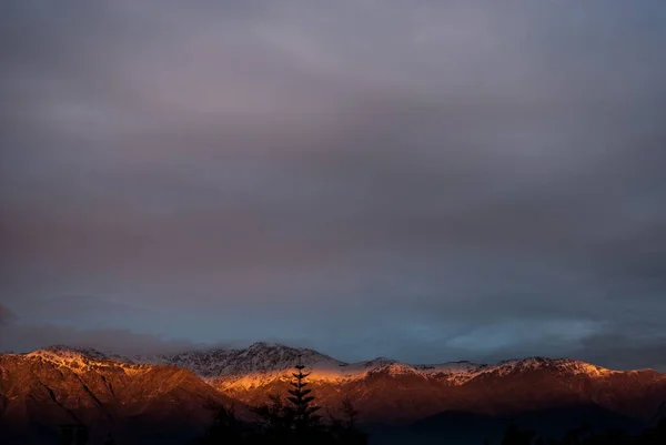Een Landschap Van Bergen Bedekt Met Donderwolken Perfect Voor Achtergrond — Stockfoto