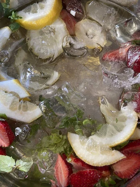 Nahaufnahme Eines Eisigen Alkoholischen Cocktails Mit Erdbeeren Zitrone Und Minze — Stockfoto
