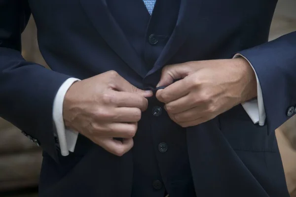 Primer Plano Hombre Negocios Con Las Manos Traje Azul —  Fotos de Stock