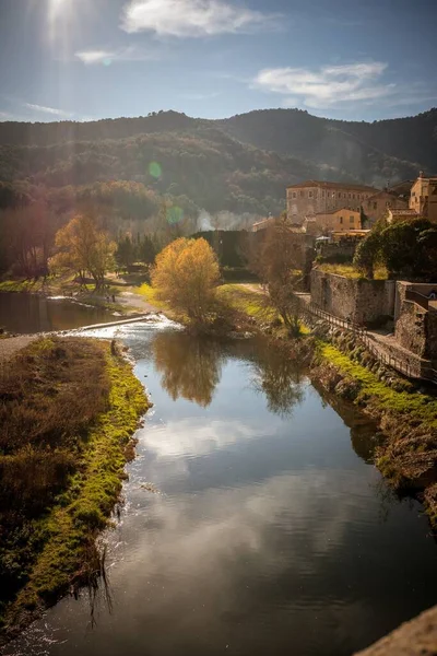 Tiro Hipnotizante Das Casas Antigas Longo Lago Árvores Verdes — Fotografia de Stock