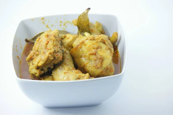 鶏肉の薬味をソースと白鉢で提供する食事 — ストック写真