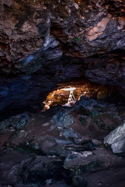 Tiro Vertical Caverna Rochosa Com Grande Buraco Uma Escada Madeira — Fotografia de Stock