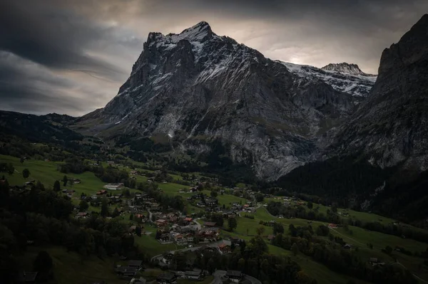 Een Hoge Hoek Opname Van Een Prachtig Bergachtig Landschap Onder — Stockfoto