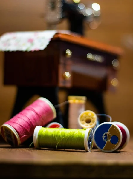 在裁缝店里有很多色彩艳丽的纱线和缝纫机 — 图库照片