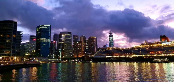 Tiro Panorâmico Uma Paisagem Urbana Noite Refletido Água — Fotografia de Stock