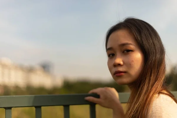 Retrato Uma Jovem Mulher Asiática Segurando Treliça Ferro Enquanto Posava — Fotografia de Stock