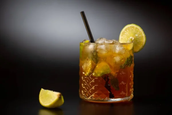 Een Close Shot Van Een Rum Cocktail Met Ijs Citroen — Stockfoto