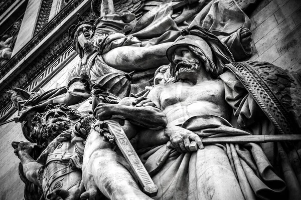 信じられないほどの戦士の彫刻のモノクロの低角度ショット — ストック写真