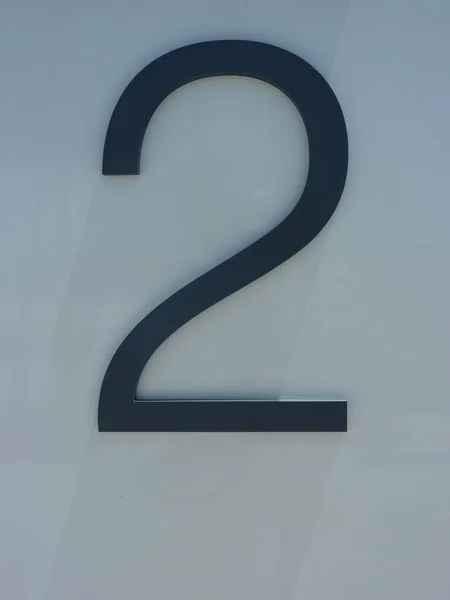 Tiro Vertical Número Dois Uma Parede Branca — Fotografia de Stock