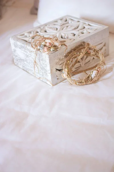 Κοντινό Πλάνο Νυφικών Διακοσμήσεων Ξύλινο Διακοσμημένο Κουτί Υφαντό Στεφάνι — Φωτογραφία Αρχείου