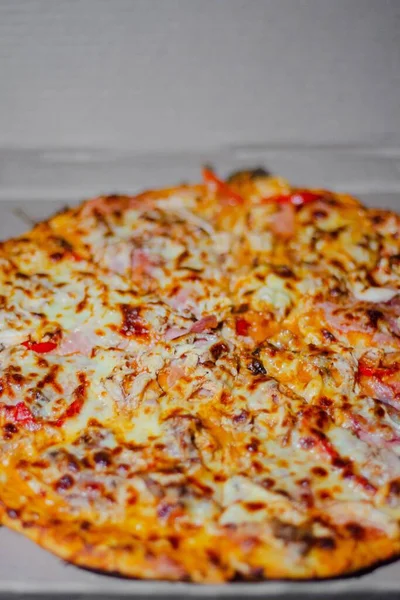 Een Heerlijke Pizza Met Ham Peper — Stockfoto