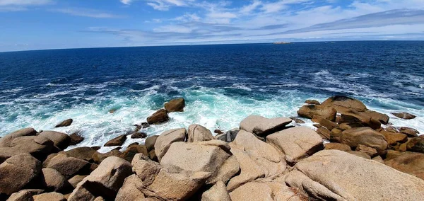 Colpo Panoramico Scogliere Vicino Mare Sotto Cielo Nuvoloso Blu — Foto Stock