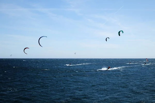 Paysage Cerfs Volants Amateurs Surf Profitant Mer — Photo