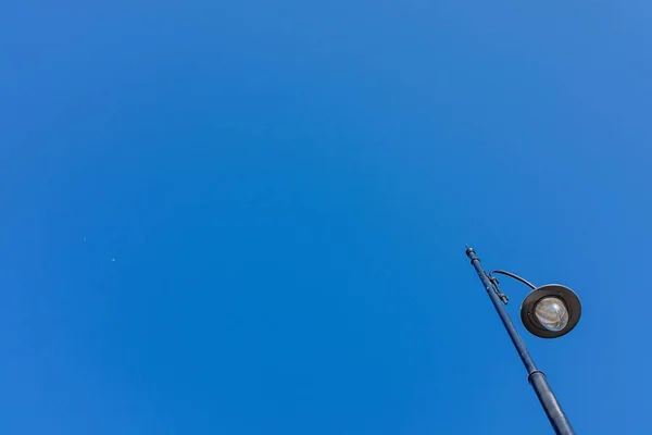 Tiro Ângulo Baixo Uma Lâmpada Rua Sob Céu Azul — Fotografia de Stock