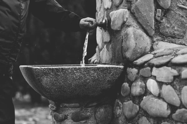 Eine Graustufenaufnahme Einer Person Die Eine Außenspüle Für Wasser Öffnet — Stockfoto