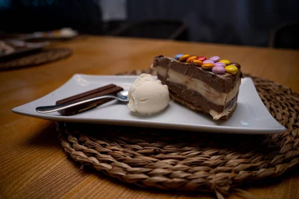 Ένα Κομμάτι Κέικ Σοκολάτας Καραμέλες Και Παγωτό Ένα Πιάτο — Φωτογραφία Αρχείου