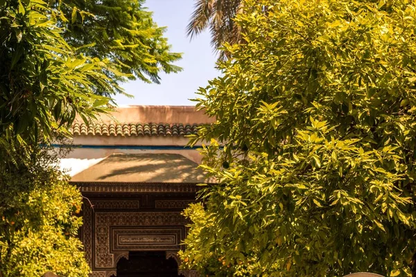Fachada Del Palacio Bahía Entre Árboles Verdes Capturados Marrakech Marruecos — Foto de Stock