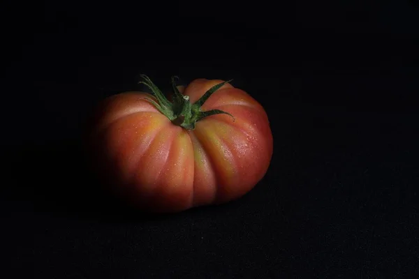 Een Close Shot Van Sappige Verse Tomaten Een Zwart Oppervlak — Stockfoto