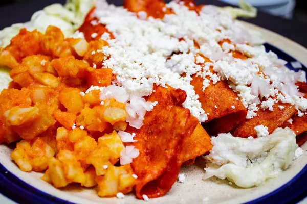 Mexikanska Traditionella Rätter Enchilada Med Ost Potatis Sallad Grädde Lök — Stockfoto