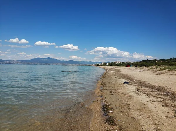 Szerokie Ujęcie Plaży Błękitną Wodą Letnim Niebem Rejonie Salonik Grecji — Zdjęcie stockowe